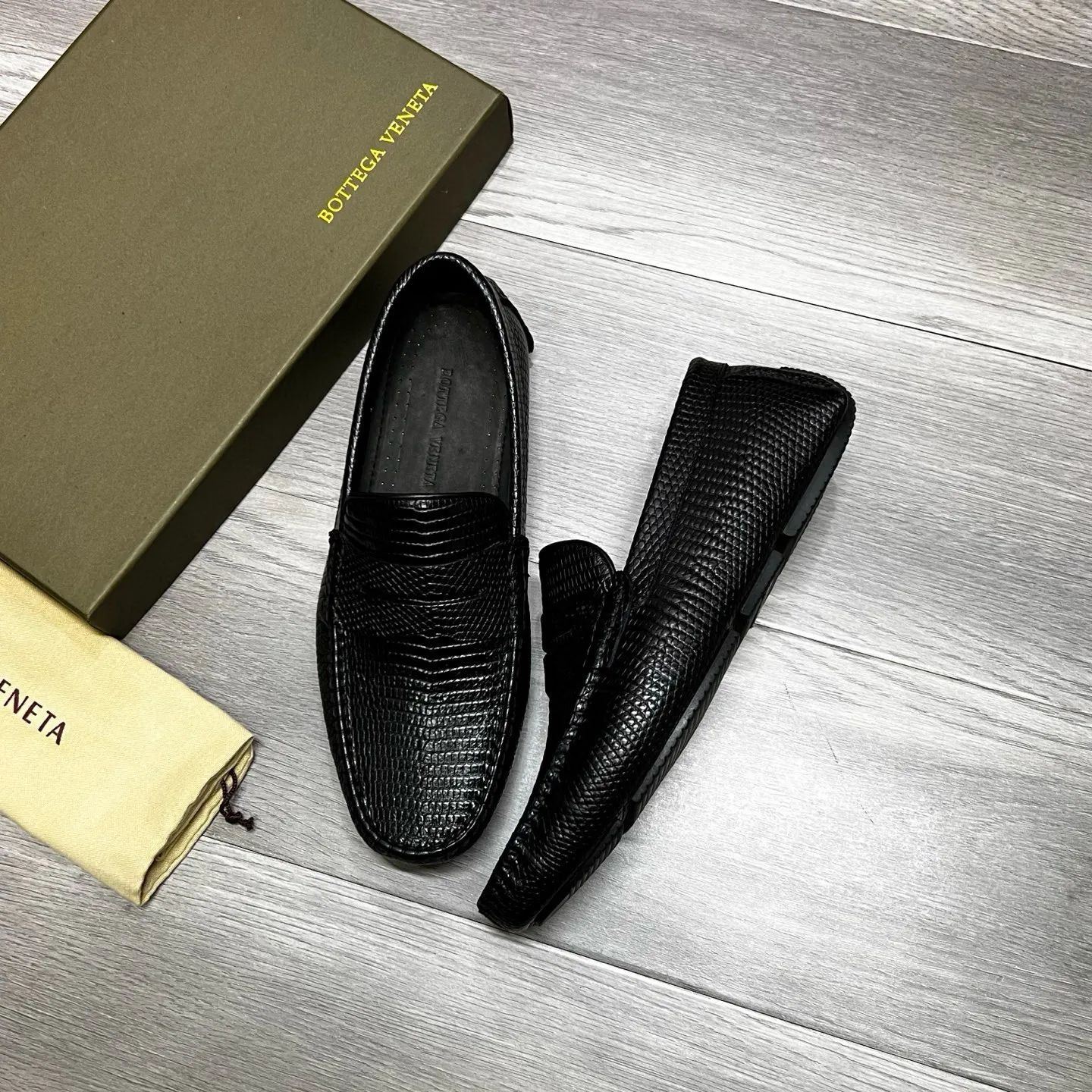 Factory price 480 BV 〰️Purely handmade classic men's beanie shoes👉👉driving shoes, slip-on shoes, made of imported cowhide from Italy, 💕water-dyed cowhide lining, 🔊original outsole, waterproof platform design, comfortable on the feet. A good choice for traveling and driving, three colors available, code number: 38-44, (45 can be customized)